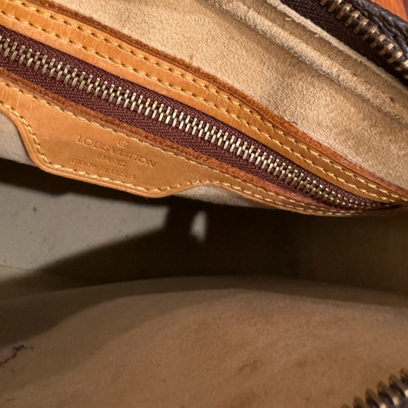 Louis Vuitton - Picture 7 of 8
